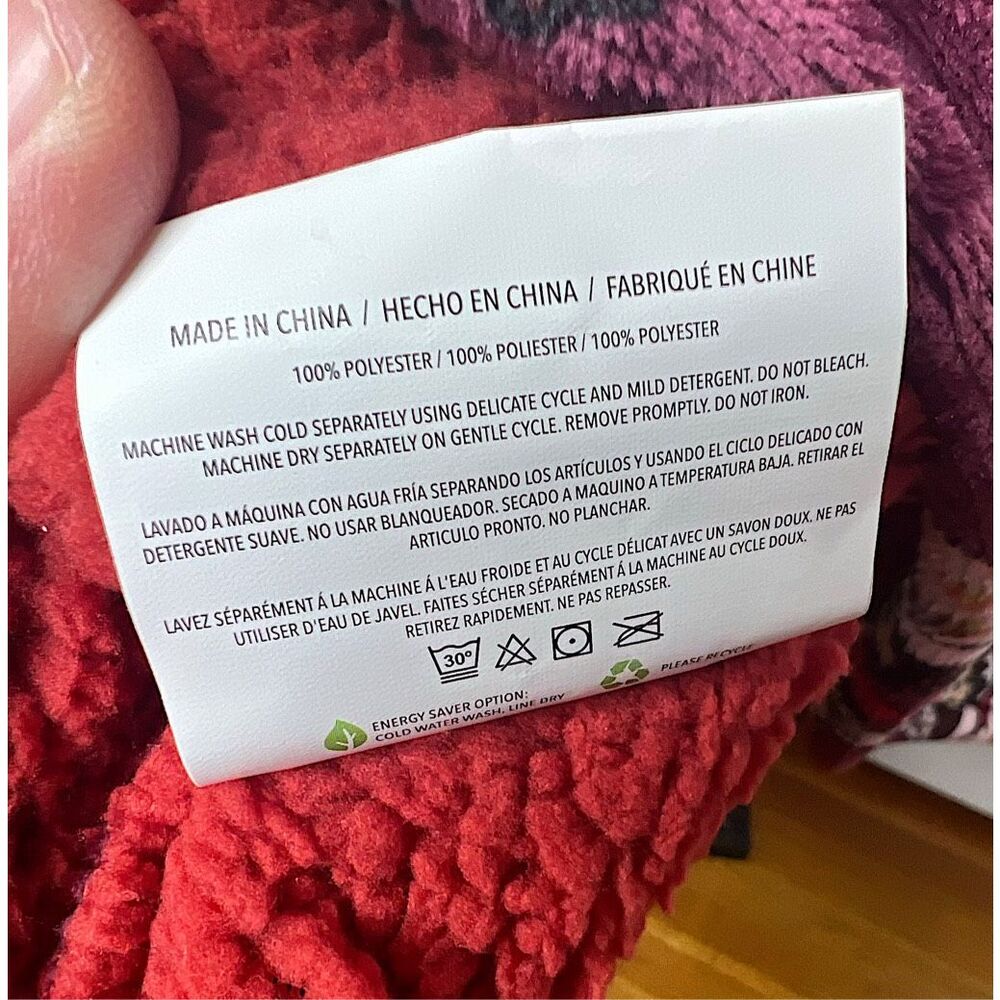 Strawberry Shortcake Sherpa Blanket Hoodie Burgundy Size XL Nwt - Picture 4 of 7